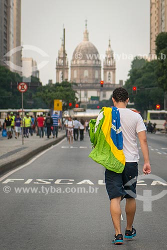  Assunto: Manifestante na Avenida Presidente Vargas com a Igreja de Nossa Senhora da Candelária (1609) ao fundo / Local: Centro - Rio de Janeiro (RJ) - Brasil / Data: 06/2013 