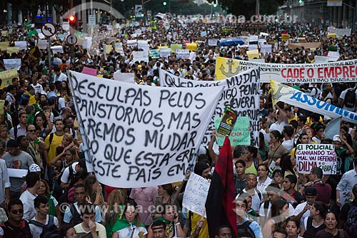  Assunto: Manifestantes na Avenida Presidente Vargas durante protesto do Movimento Passe Livre / Local: Centro - Rio de Janeiro (RJ) - Brasil / Data: 06/2013 
