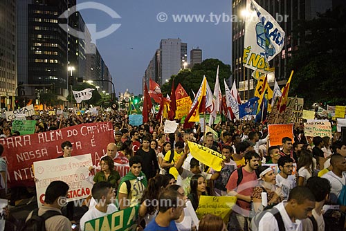  Assunto: Manifestantes na Avenida Presidente Vargas durante protesto do Movimento Passe Livre / Local: Centro - Rio de Janeiro (RJ) - Brasil / Data: 06/2013 