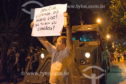  Assunto: Manifestante com cartaz na Avenida Presidente Vargas durante protesto do Movimento Passe Livre / Local: Centro - Rio de Janeiro (RJ) - Brasil / Data: 06/2013 