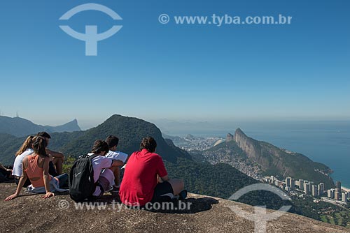  Assunto: Pessoas apreciando a vista a partir da Pedra da Gávea / Local: Barra da Tijuca - Rio de Janeiro (RJ) - Brasil / Data: 07/2013 