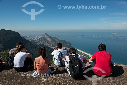  Assunto: Pessoas apreciando a vista a partir da Pedra da Gávea / Local: Barra da Tijuca - Rio de Janeiro (RJ) - Brasil / Data: 07/2013 