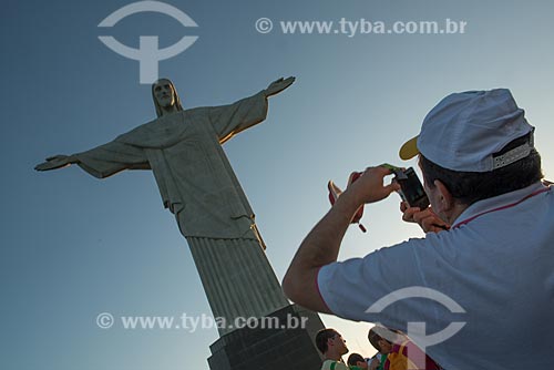  Assunto: Homem fotografando a estátua do Cristo Redentor (1931) / Local: Rio de Janeiro (RJ) - Brasil / Data: 07/2013 