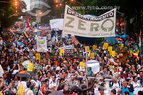  Assunto: Manifestantes na Avenida Presidente Vargas durante o Rio + 20 / Local: Centro - Rio de Janeiro (RJ) - Brasil / Data: 06/2012 