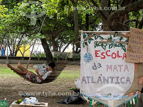  Assunto: Homem lendo jornal na rede durante a Cúpula dos Povos enquanto aguarda inscrições para atividade da Escola da Mata Atlântica / Local: Flamengo - Rio de Janeiro (RJ) - Brasil / Data: 06/2012 