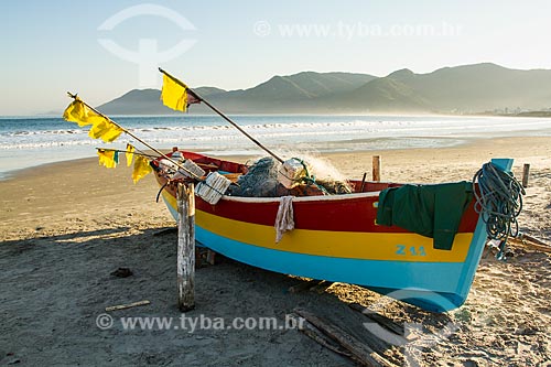  Assunto: Barco na areia da Praia do Pântano do Sul / Local: Florianópolis - Santa Catarina (SC) - Brasil / Data: 08/2013 