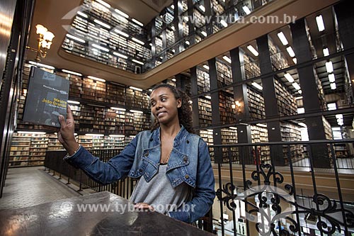  Jovem pesquisando na Biblioteca Nacional  - Rio de Janeiro - Rio de Janeiro - Brasil