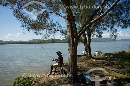  Assunto: Pescadores às margens do Mar Pequeno / Local: Ilha Comprida - São Paulo (SP) - Brasil / Data: 11/2012 