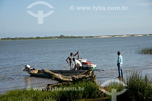  Assunto: Pescadores descarregando peixes às margens do Rio Ribeira de Iguape / Local: Ilha Comprida - São Paulo (SP) - Brasil / Data: 11/2012 
