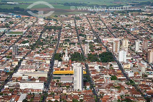  Assunto: Vista aérea da Catedral de Nossa Senhora Aparecida, Praça vinte e um de Abril e do Terminal Urbano de Sertãozinho / Local: Sertãozinho - São Paulo (SP) - Brasil / Data: 05/2013 
