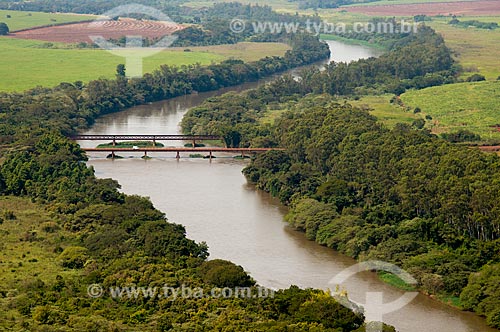  Assunto: Vista aérea de ponte ferroviária sobre o Rio Pardo / Local: Pontal - São Paulo (SP) - Brasil / Data: 05/2013 