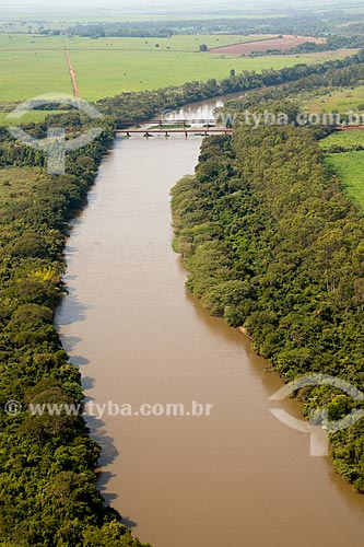  Assunto: Vista aérea de ponte ferroviária sobre o Rio Pardo / Local: Pontal - São Paulo (SP) - Brasil / Data: 05/2013 