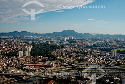  Assunto: Vista aérea da Marginal Tietê - Via Professor Simão Faiguenboim - próximo à Ponte dos Remédios com o Pico do Jaraguá ao fundo / Local: São Paulo (SP) - Brasil / Data: 06/2013 