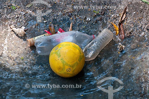  Assunto: Lixo no Rio Maracanã / Local: Maracanã - Rio de Janeiro (RJ) - Brasil / Data: 06/2013 