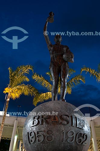  Assunto: Estátua do Bellini na entrada principal do Estádio Jornalista Mário Filho (1950) / Local: Maracanã - Rio de Janeiro (RJ) - Brasil / Data: 06/2013 