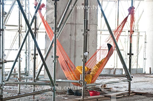  Assunto: Trabalhador descansando no intervalo da construção da Arena do Grêmio (2012) / Local: Humaitá - Porto Alegre - Rio Grande do Sul (RS) - Brasil / Data: 11/2012 