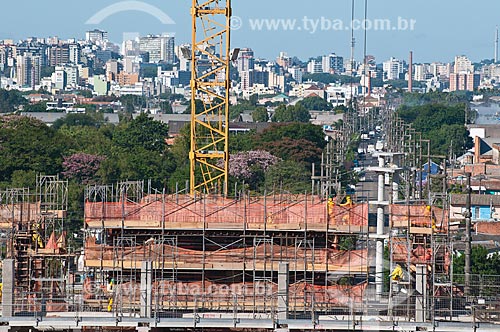  Assunto: Trabalhadores na construção da Arena do Grêmio (2012) com edifícios ao fundo / Local: Humaitá - Porto Alegre - Rio Grande do Sul (RS) - Brasil / Data: 03/2012 