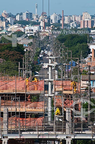  Assunto: Trabalhadores na construção da Arena do Grêmio (2012) com edifícios ao fundo / Local: Humaitá - Porto Alegre - Rio Grande do Sul (RS) - Brasil / Data: 03/2012 