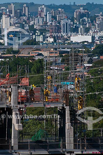  Assunto: Trabalhadores na construção da Arena do Grêmio (2012) com edifícios ao fundo / Local: Humaitá - Porto Alegre - Rio Grande do Sul (RS) - Brasil / Data: 03/2012 