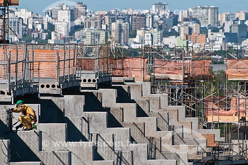  Assunto: Trabalhadores na construção da Arena do Grêmio (2012) com edifícios ao fundo / Local: Humaitá - Porto Alegre - Rio Grande do Sul (RS) - Brasil / Data: 03/2012 