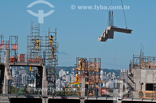  Assunto: Trabalhadores na construção da Arena do Grêmio (2012) com edifícios ao fundo / Local: Humaitá - Porto Alegre - Rio Grande do Sul (RS) - Brasil / Data: 03/2012 