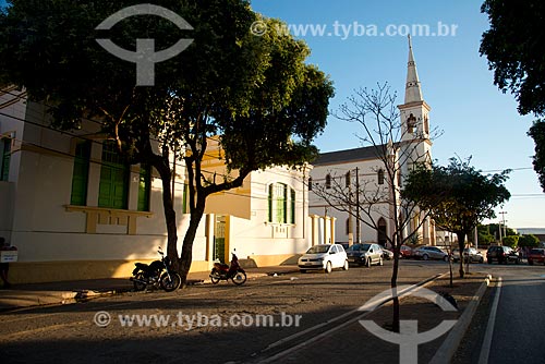  Assunto: Escola Municipal Dr José da Costa Borges com a Catedral São João Batista ao fundo / Local: Barreiras - Bahia (BA) - Brasil / Data: 07/2013 