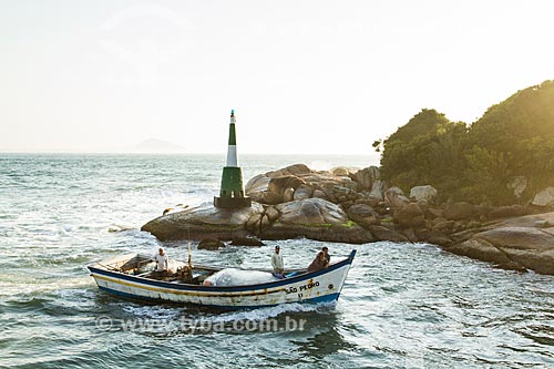  Assunto: Barco de pesca entrando no Canal da Barra da Lagoa / Local: Florianópolis - Santa Catarina (SC) - Brasil / Data: 08/2013 