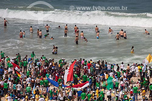  Assunto: Peregrinos tomando banho na Praia de Copacabana durante a Jornada Mundial da Juventude (JMJ) / Local: Copacabana - Rio de Janeiro (RJ) - Brasil / Data: 07/2013 