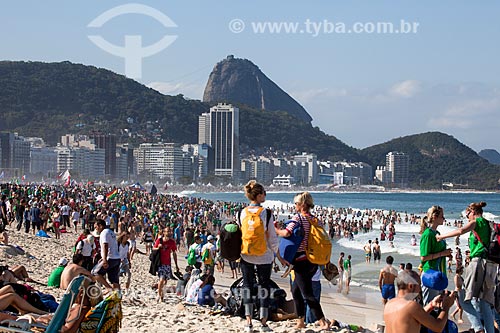  Assunto: Peregrinos na Praia de Copacabana durante a Jornada Mundial da Juventude (JMJ) com o Pão de Açúcar ao fundo / Local: Copacabana - Rio de Janeiro (RJ) - Brasil / Data: 07/2013 