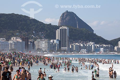  Assunto: Peregrinos na Praia de Copacabana durante a Jornada Mundial da Juventude (JMJ) com o Pão de Açúcar ao fundo / Local: Copacabana - Rio de Janeiro (RJ) - Brasil / Data: 07/2013 