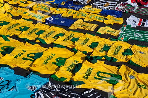  Assunto: Comércio de camisas de times de futebol na Praia de Copacabana durante a Jornada Mundial da Juventude (JMJ) / Local: Copacabana - Rio de Janeiro (RJ) - Brasil / Data: 07/2013 