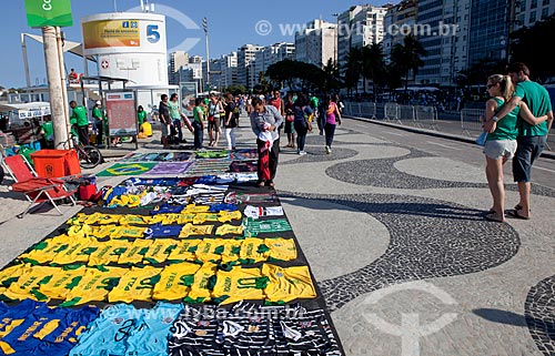  Assunto: Comércio de camisas de times de futebol na Praia de Copacabana durante a Jornada Mundial da Juventude (JMJ) / Local: Copacabana - Rio de Janeiro (RJ) - Brasil / Data: 07/2013 