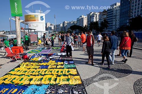 Assunto: Comércio de camisas de times de futebol na Praia de Copacabana durante a Jornada Mundial da Juventude (JMJ) / Local: Copacabana - Rio de Janeiro (RJ) - Brasil / Data: 07/2013 