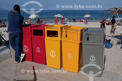  Assunto: Lixeira para coleta seletiva na Praia de Copacabana durante a Jornada Mundial da Juventude (JMJ) / Local: Copacabana - Rio de Janeiro (RJ) - Brasil / Data: 07/2013 
