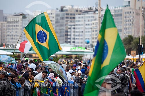  Assunto: Peregrinos aguardando a passagem do Papa Francisco na Jornada Mundial da Juventude (JMJ) / Local: Copacabana - Rio de Janeiro (RJ) - Brasil / Data: 07/2013 