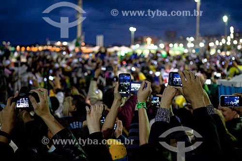  Assunto: Peregrinos aguardando a passagem do Papa Francisco na Jornada Mundial da Juventude (JMJ) / Local: Copacabana - Rio de Janeiro (RJ) - Brasil / Data: 07/2013 