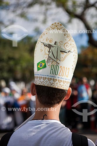  Assunto: Peregrino com réplica da Mitra - chapéu usado pelo papa durante celebrações - comemorativa à Jornada Mundial da Juventude (JMJ) / Local: Glória - Rio de Janeiro (RJ) - Brasil / Data: 07/2013 