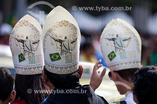  Assunto: Peregrinos com réplica da Mitra - chapéu usado pelo papa durante celebrações - comemorativa à Jornada Mundial da Juventude (JMJ) / Local: Glória - Rio de Janeiro (RJ) - Brasil / Data: 07/2013 