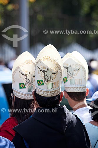  Assunto: Peregrinos com réplica da Mitra - chapéu usado pelo papa durante celebrações - comemorativa à Jornada Mundial da Juventude (JMJ) / Local: Glória - Rio de Janeiro (RJ) - Brasil / Data: 07/2013 