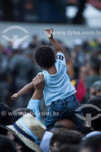  Assunto: Criança na multidão durante a Jornada Mundial da Juventude (JMJ) / Local: Copacabana - Rio de Janeiro (RJ) - Brasil / Data: 07/2013 