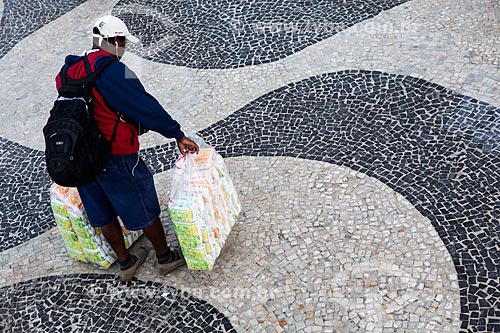  Assunto: Vendedor de biscoito de polvilho Globo no calçadão de Copacabana / Local: Copacabana - Rio de Janeiro (RJ) - Brasil / Data: 07/2013 