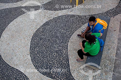  Assunto: Peregrinos sentados em banco no calçadão de Copacabana / Local: Copacabana - Rio de Janeiro (RJ) - Brasil / Data: 07/2013 