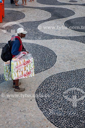  Assunto: Vendedor de biscoito de polvilho Globo no calçadão de Copacabana / Local: Copacabana - Rio de Janeiro (RJ) - Brasil / Data: 07/2013 
