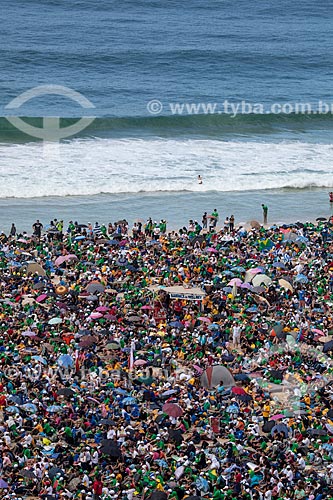  Assunto: Peregrinos tomando banho na Praia de Copacabana durante a Jornada Mundial da Juventude (JMJ) / Local: Copacabana - Rio de Janeiro (RJ) - Brasil / Data: 07/2013 