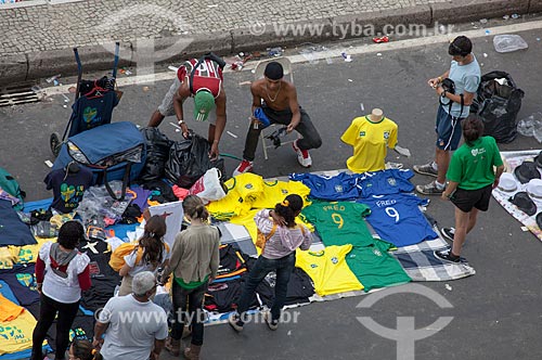  Assunto: Comércio de camisas de times de futebol na Praia de Copacabana durante a Jornada Mundial da Juventude (JMJ) / Local: Copacabana - Rio de Janeiro (RJ) - Brasil / Data: 07/2013 