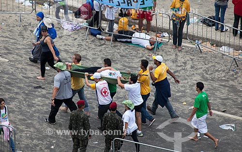  Assunto: Socorristas carregando mulher na maca durante a Jornada Mundial da Juventude (JMJ) / Local: Copacabana - Rio de Janeiro (RJ) - Brasil / Data: 07/2013 