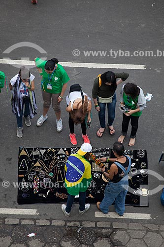  Assunto: Venda de artesanato na Praia de Copacabana durante a Jornada Mundial da Juventude (JMJ) / Local: Copacabana - Rio de Janeiro (RJ) - Brasil / Data: 07/2013 