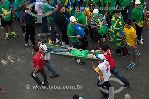  Assunto: Socorristas carregando mulher na maca durante a Jornada Mundial da Juventude (JMJ) / Local: Copacabana - Rio de Janeiro (RJ) - Brasil / Data: 07/2013 