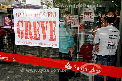  Assunto: Agência do Banco Santander com cartazes com os dizeres Bancários em Greve / Local: São José do Rio Preto - São Paulo (SP) - Brasil / Data: 09/2013 