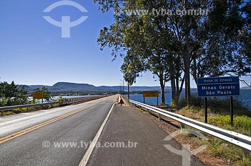  Assunto: Rodovia Cândido Portinari (SP-334) com ponte sobre o Rio Grande - divisa entre São Paulo e Minas Gerais / Local: Rifaina - São Paulo (SP) - Brasil / Data: 07/2013 